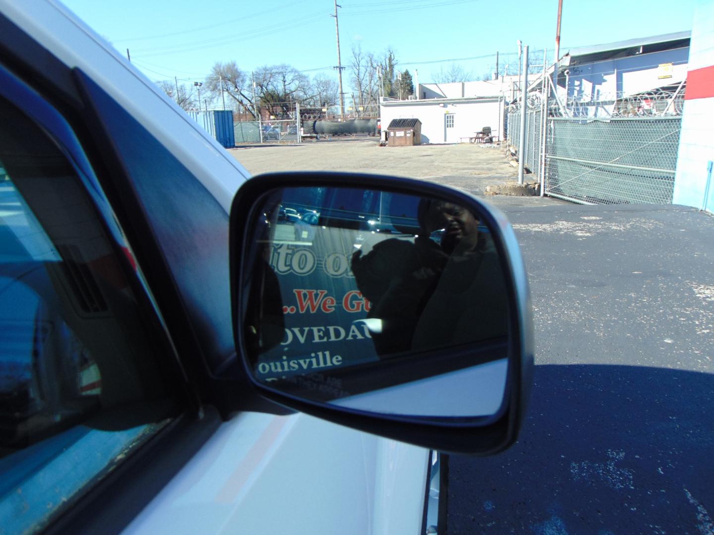 2010 White Nissan Pathfinder (5N1AR1NN7AC) with an V6 4.0 Liter engine, Automatic, 5-Spd w/Overdrive transmission, located at 2105 Dixie Hwy, Louisville, KY, 40210, (502) 772-3333, 38.220932, -85.795441 - Photo#7